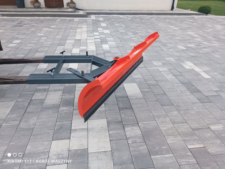 Pług śnieżny 1,5 m na widły wózka widłowego na plac przed magazynem