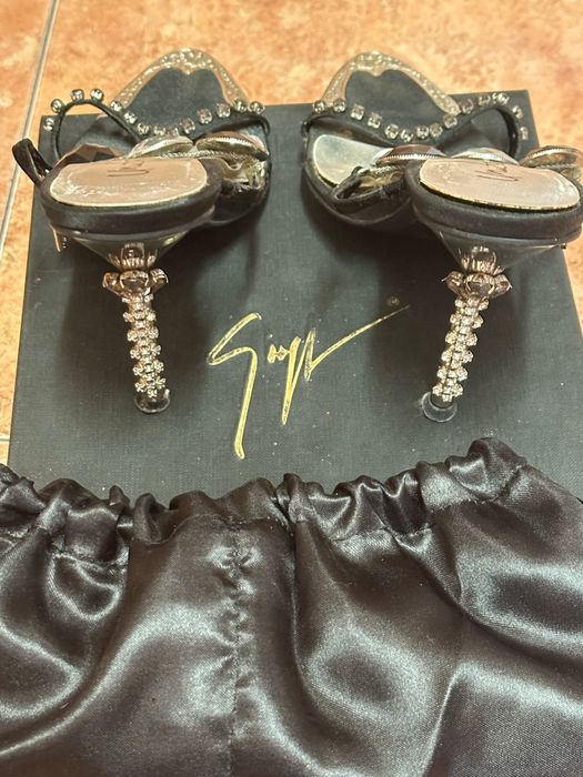 Sapatos Unze número 38 .5, em bom estado.