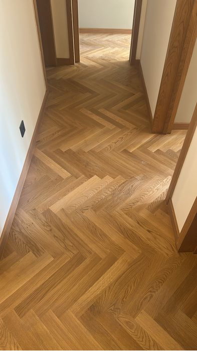 Montaje de paviento rodapie autoanivelante