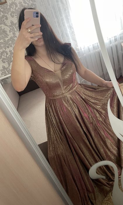 Продам випускне плаття 3000 грн. В подарунок діадема до сукні.