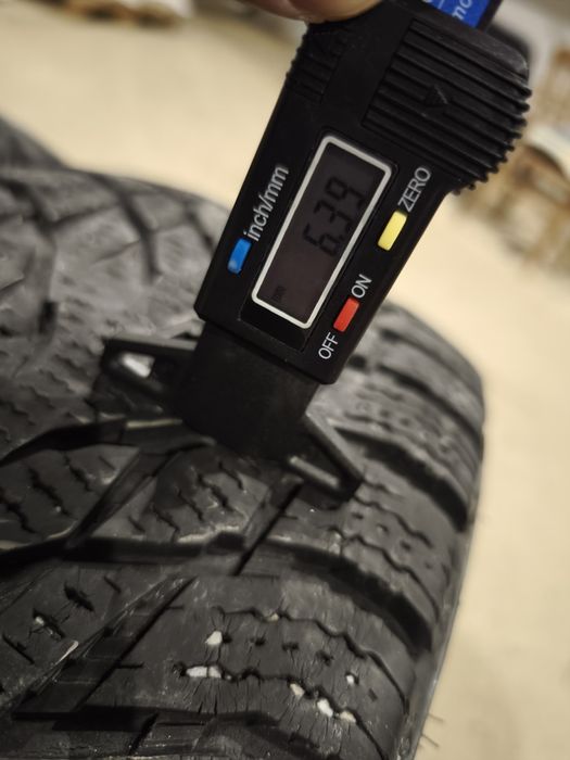 Шини зимові Nokian 215/60 R17