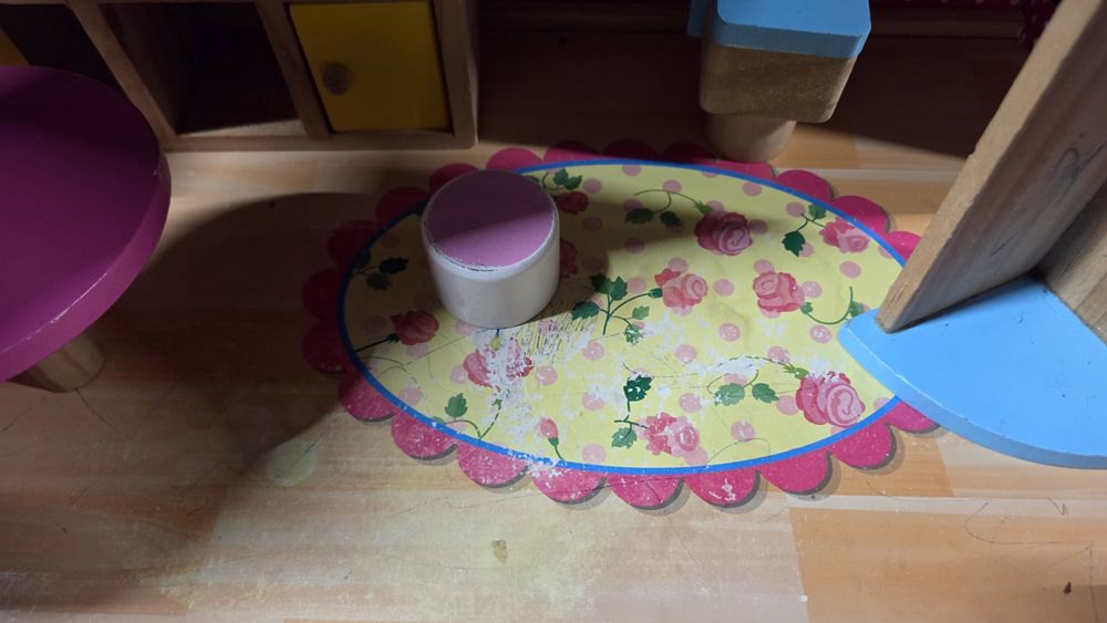 Drewniany domek dla lalek z pojedynczymi meblami (odbiór osobisty!)