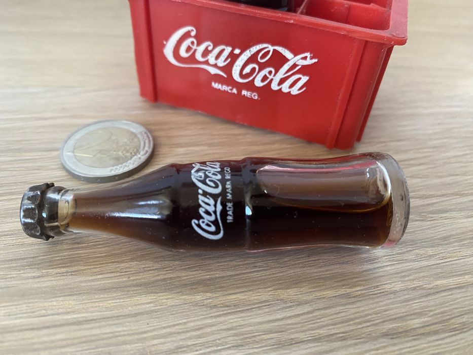 Grade e garrafas de vidro Coca-Cola miniatura