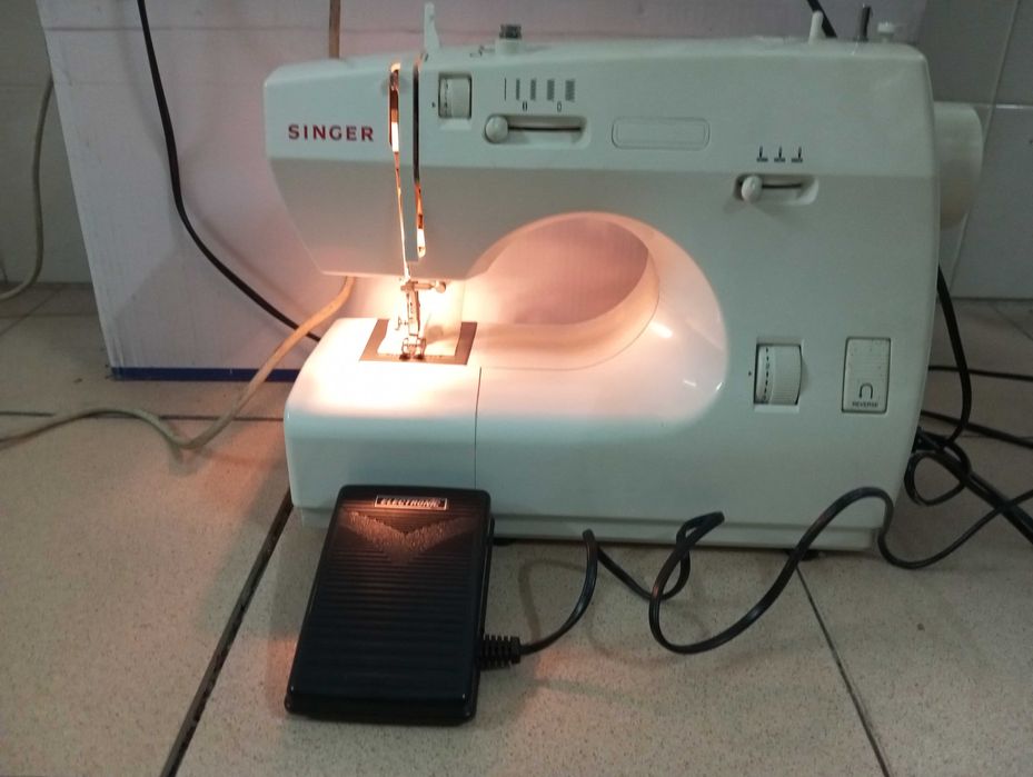 Máquina de costura Singer, nova