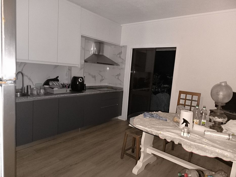 Quarto mobilado para arrendar