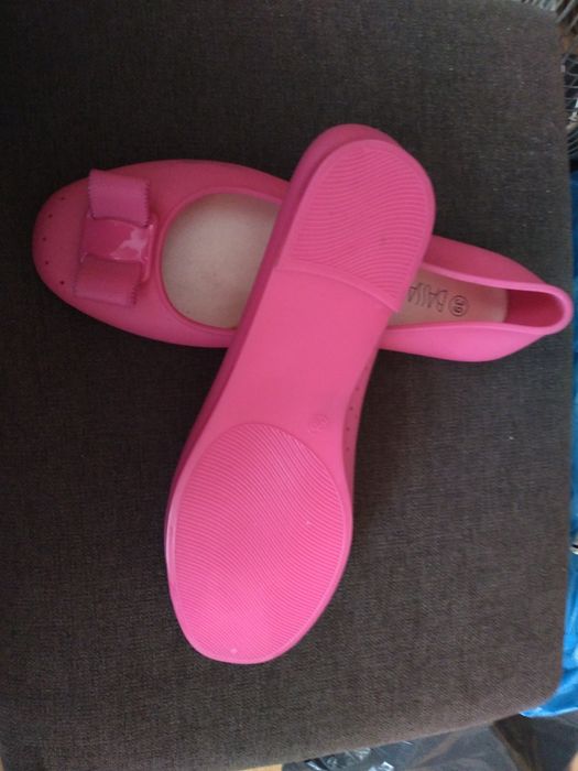 Nowe różowe buty gumowe