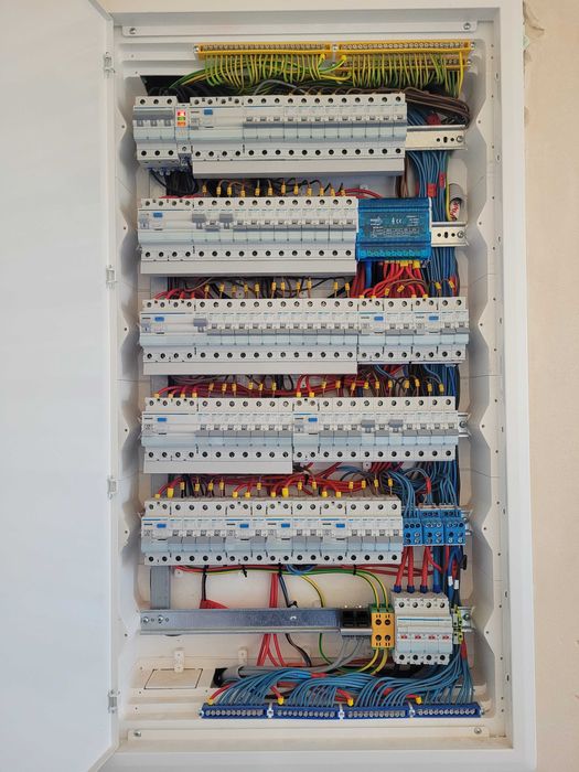 Elektryk: Nowe Instalacje, Naprawa Awarii, Pomiary