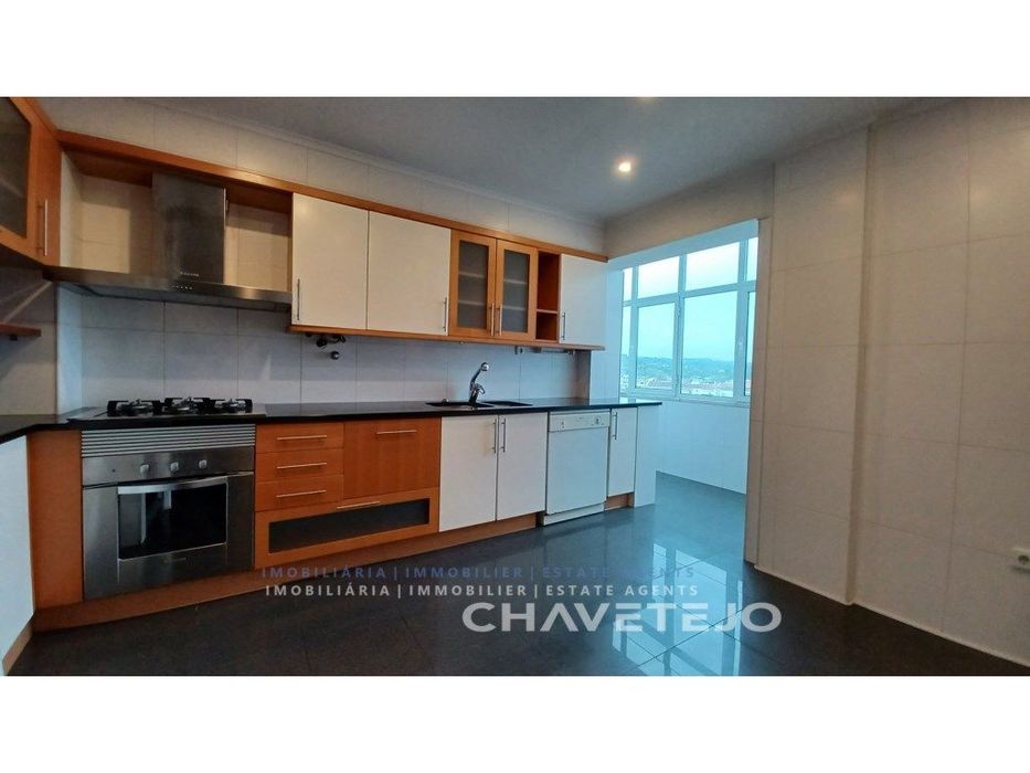 T4 com cozinha equipada na Alameda em Tomar - Disponível em Setembro
