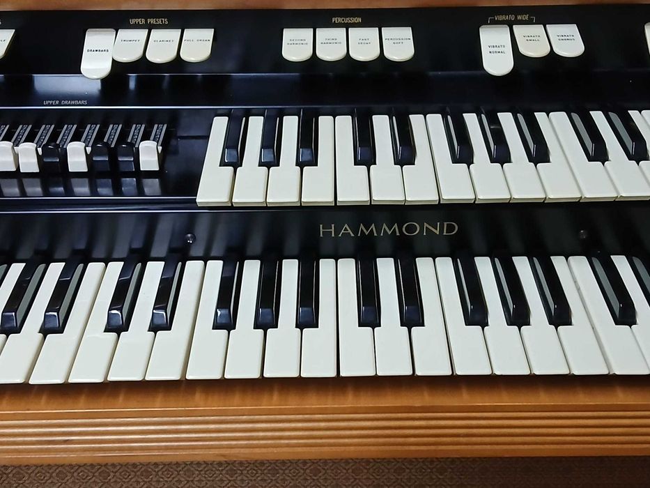 Orgão Hammond L-143 a Válvulas com Tone Wheels e Drawbars