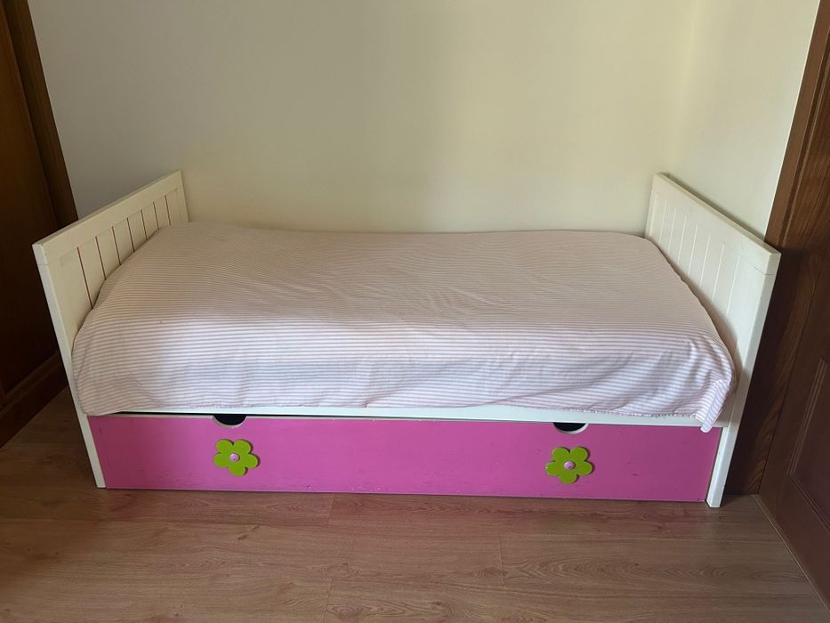 Cama de criança com gavetão