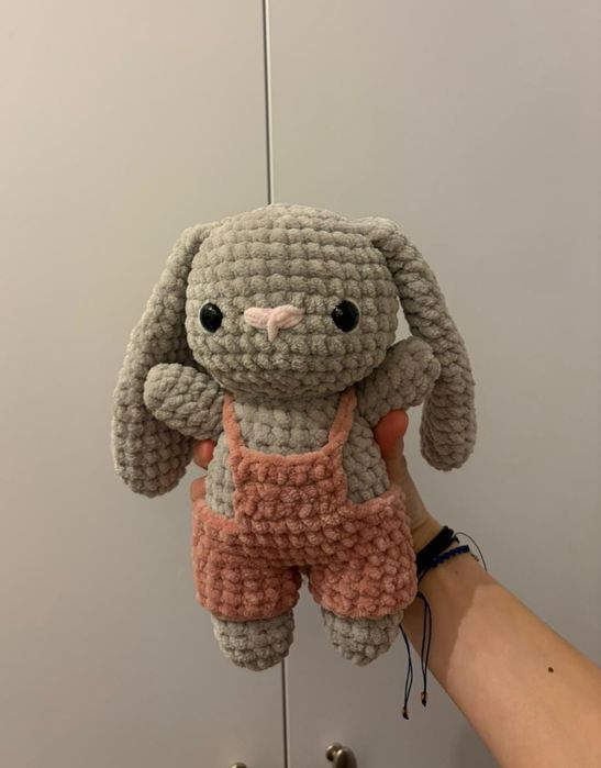 Króliczek w ogrodniczkach