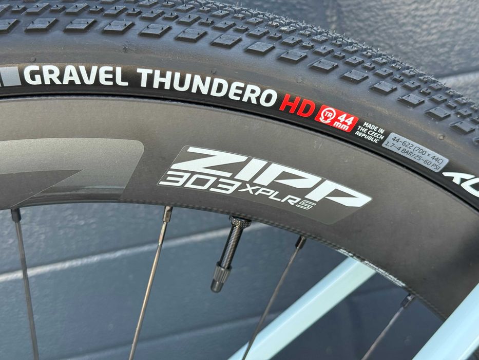 Rower gravelowy Orbea Terra M31e Koła ZIPP 303 XPLR Frozen Concrete