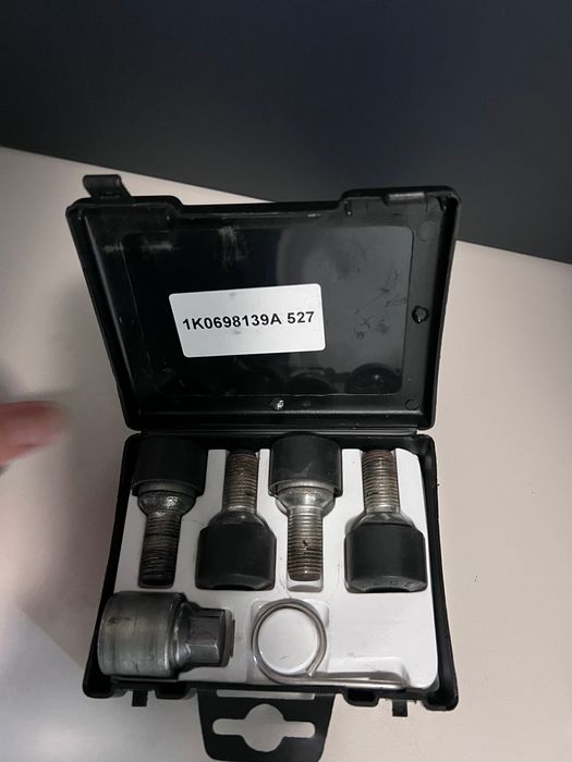 Комплект болтів-секреток з ключем VAG