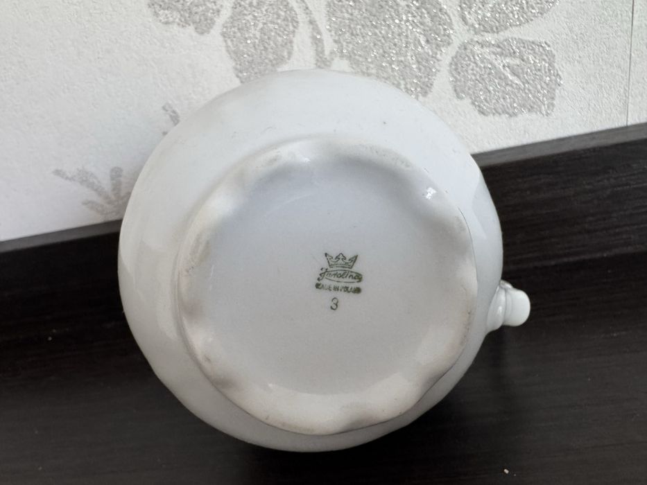 Sosjerka z czasów PRL, ceramika Karolina