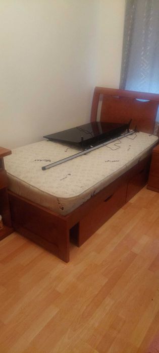 Mobilia de solteiro em cerejeira