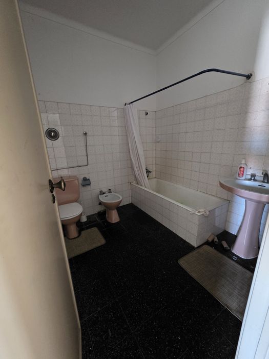 Apartamento T2 Duplex no Cacem com Áreas Amplas na Rua de Angola, Cac