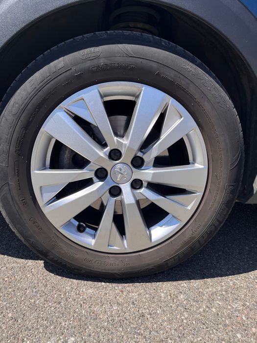 Продаю своє авто Peugeot 3008
