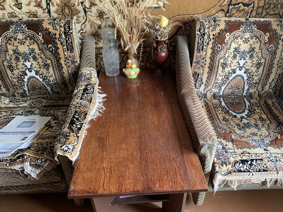 Продам 2 кресла і столик журнальний