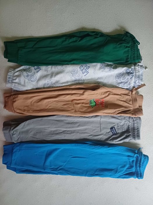 Paka ubrań chłopięcych spodnie, bluzy r.116