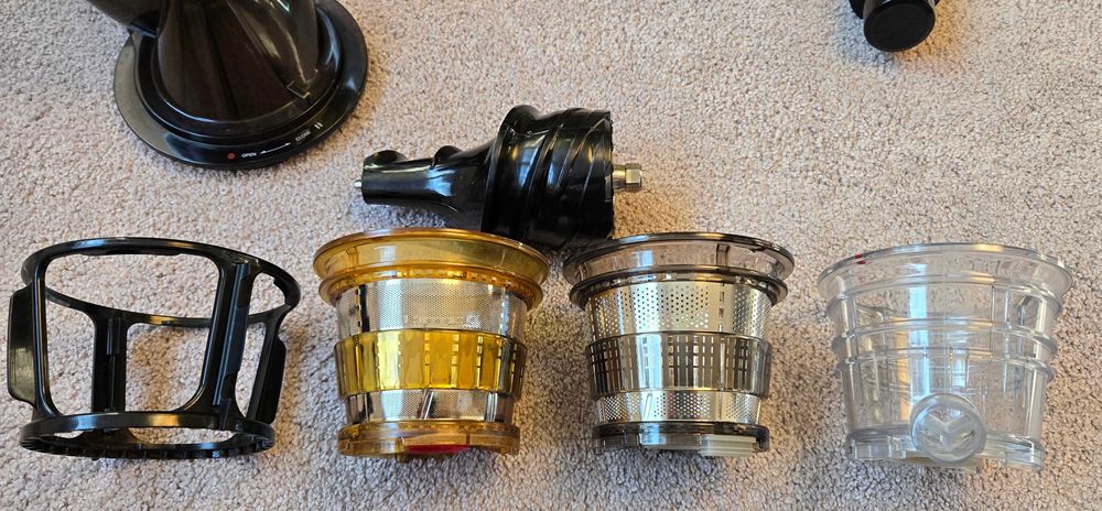 Kuvings evo820 wyciskarka wolnobrotowa_pojemniki