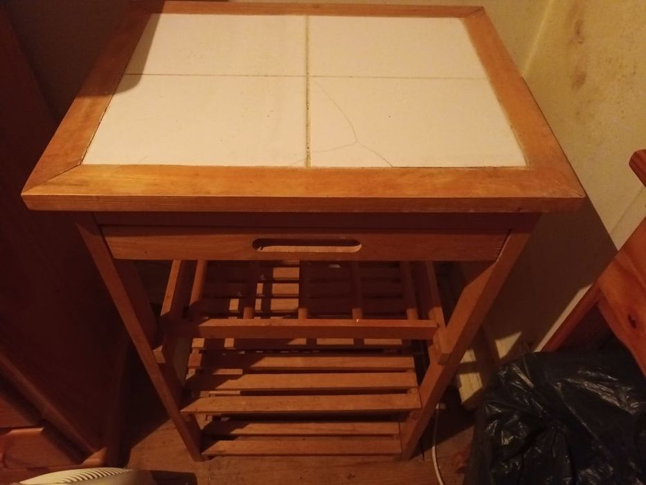 Mesa de apoio em madeira clara