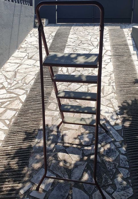 Muito raro escadote antigo, marca Sardão, em ferro, recuperado