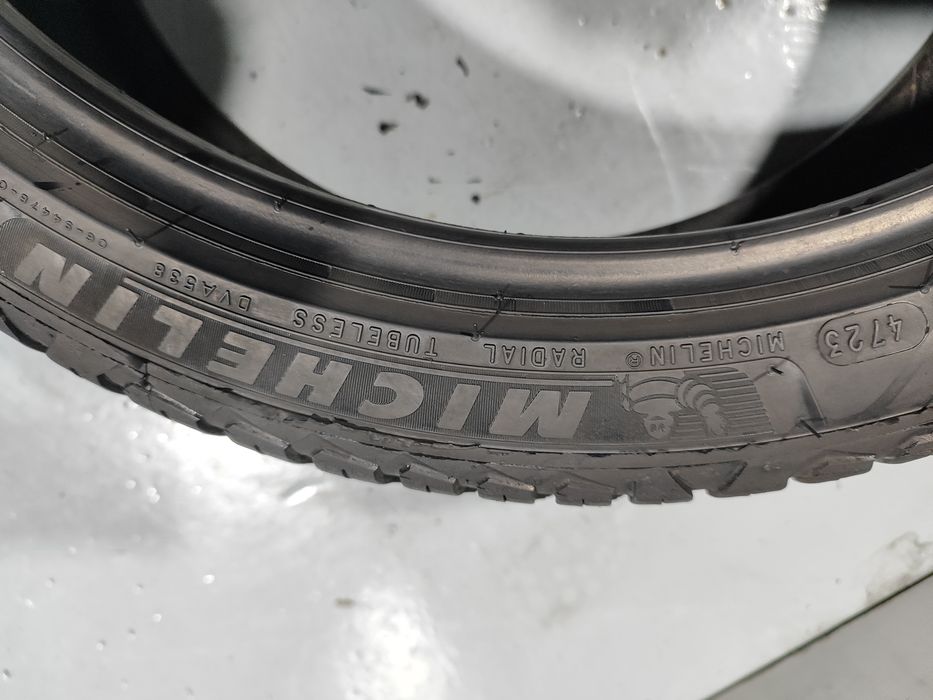 2 pneus semi novos 225-40R18 Michelin - Oferta dos Portes
