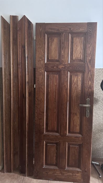 Dzwi z futryną drewniane barszo ładne