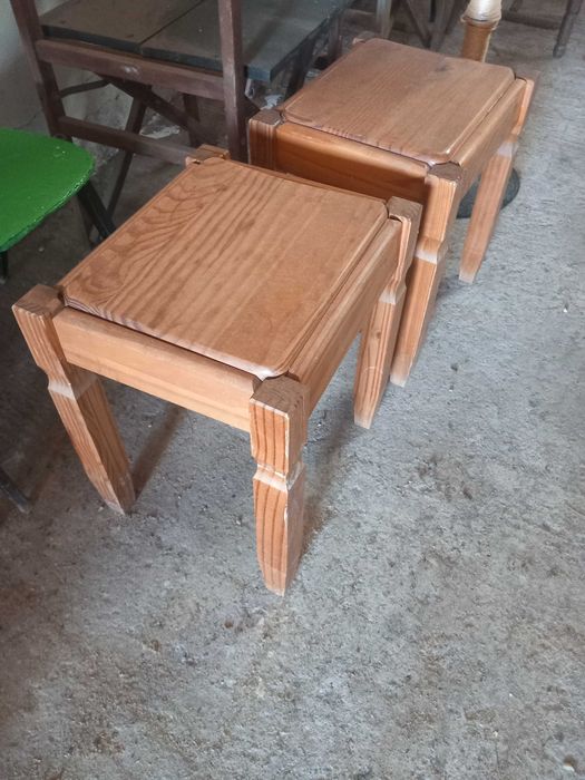 Funcionam como assentos banquetas quanto como mesas de apoio mesas de cabeceira ou laterais de pinho  Altura 45 Largura 40cm por 35cm