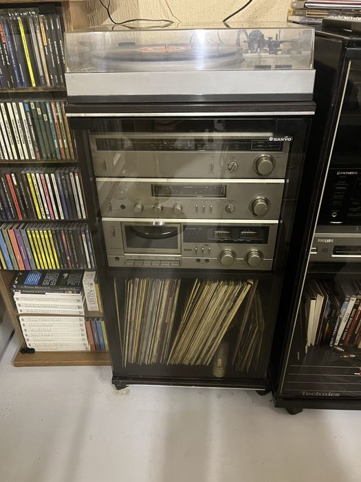 Zestaw Vintage audio marki SANYO z szafką i 70 winylami