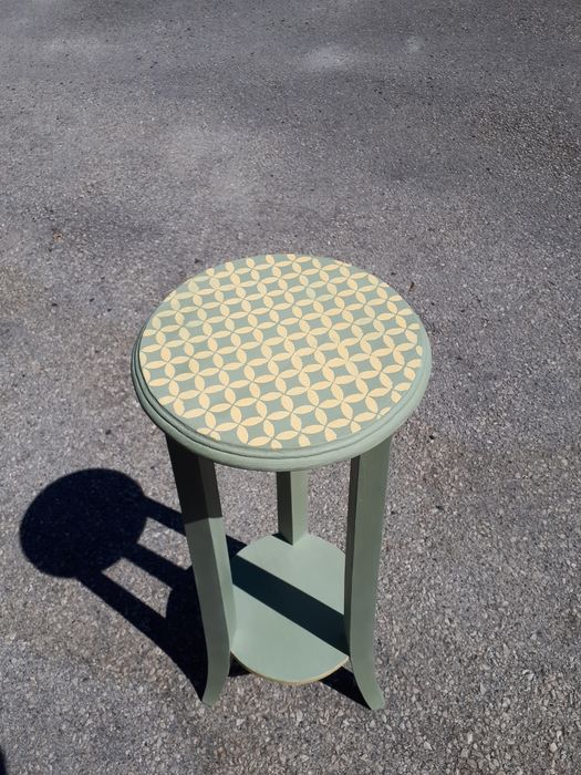 Floreira antiga pintada à mão. Cor verde azeitona e amarelo