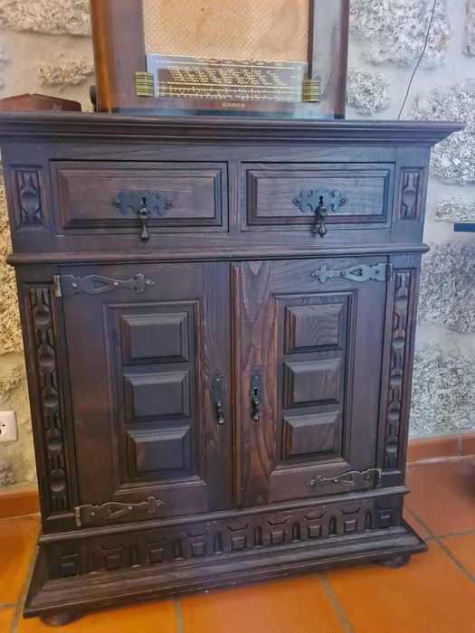 Móvel licoreiro em madeira