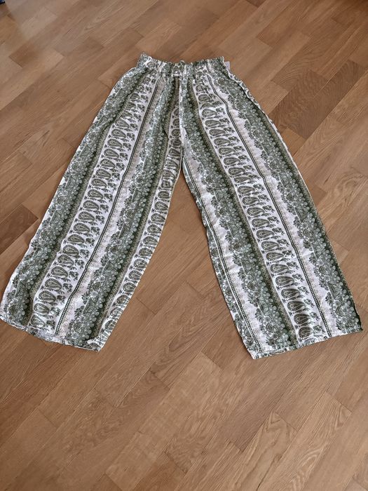 Pantalonas com padrao em tons de verde