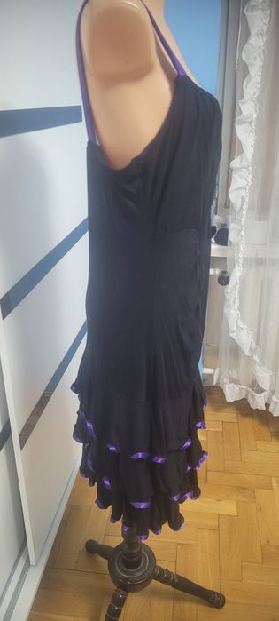 Sukienka czarna na ramiączkach.Polecam.