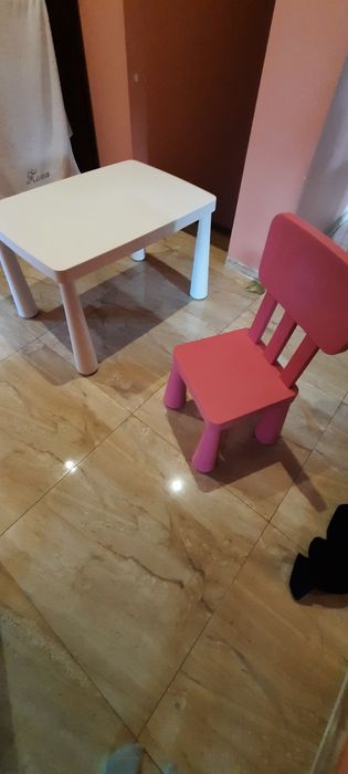 Krzesełko i stolik mamut IKEA