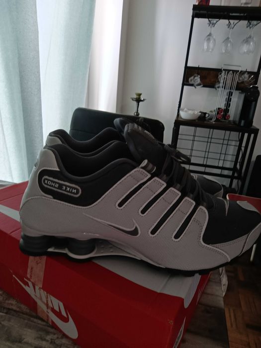 Tênis Nike shox NZ. Comprei e não pela internet e não me serviu e perdi o prazo de troca.