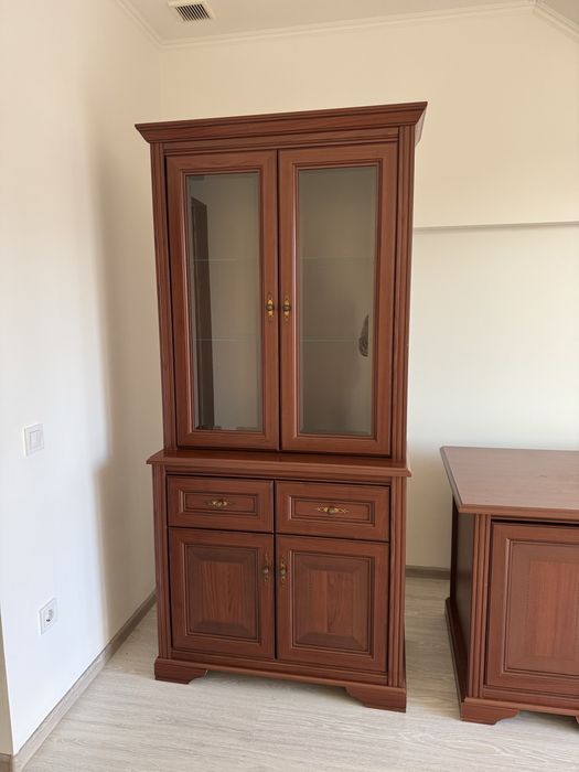 Офісні меблі стіл та шафа