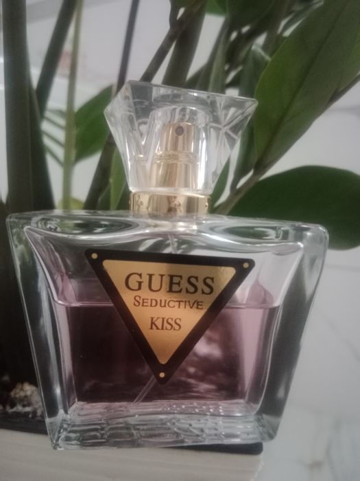 Guess seductive kiss