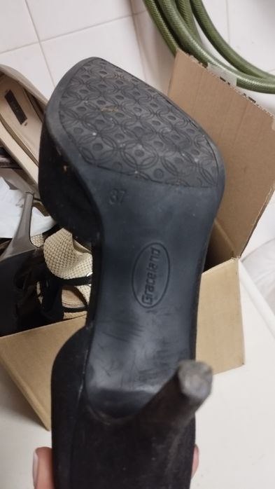 Sapatos pretos aveludados Graceland