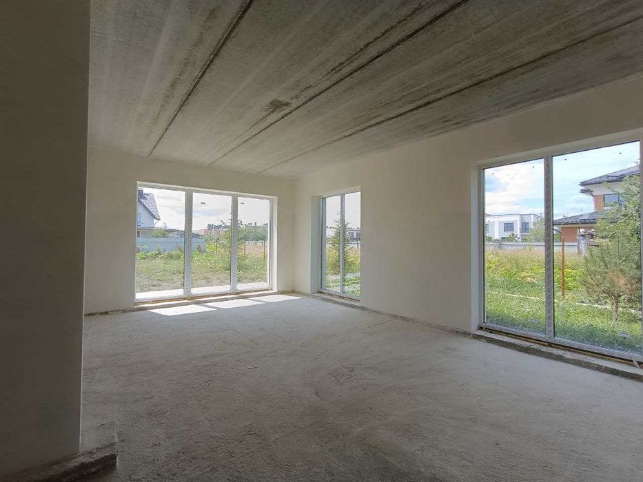 Продається особняк з прямокутною ділянкою, всі комунікації міські.