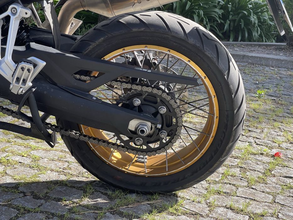Voge 900 DSX com extras