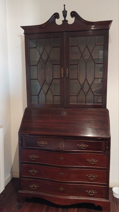 Escrivaninha antiga com vitrine