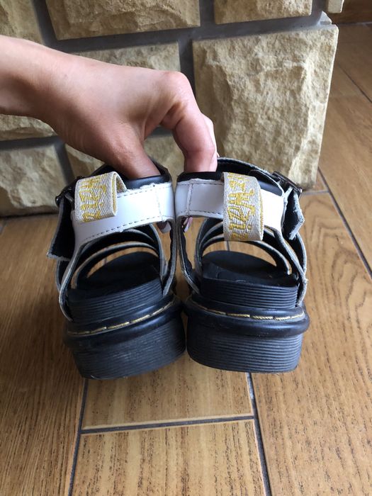 Sandały na platformie dr. Martens białe z paskami 36