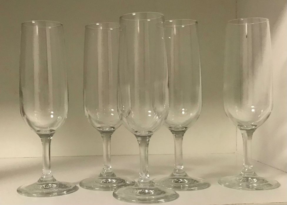 Copos com pé para beber