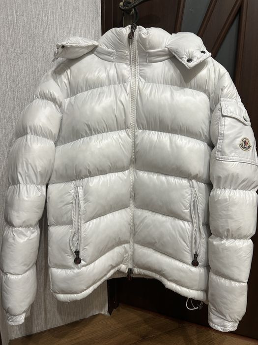 біла куртка монклер зимня