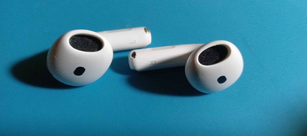 Оригинальные наушники AirPods 4 (пара L/R) без кейса. Модель A3050 / A3053