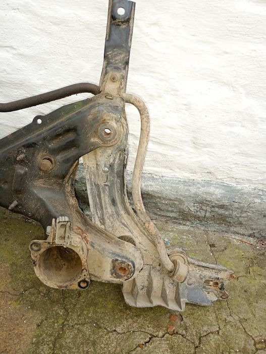 Підрамник передня балка гольф 3.  1, 4