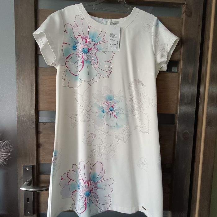 Sukienka biała w kwiaty