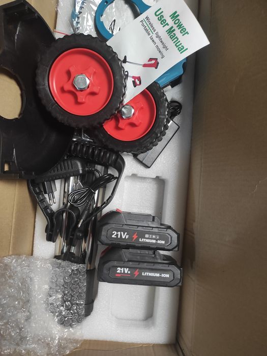 Газонокосарка, триммер з колесами та акумулятором.