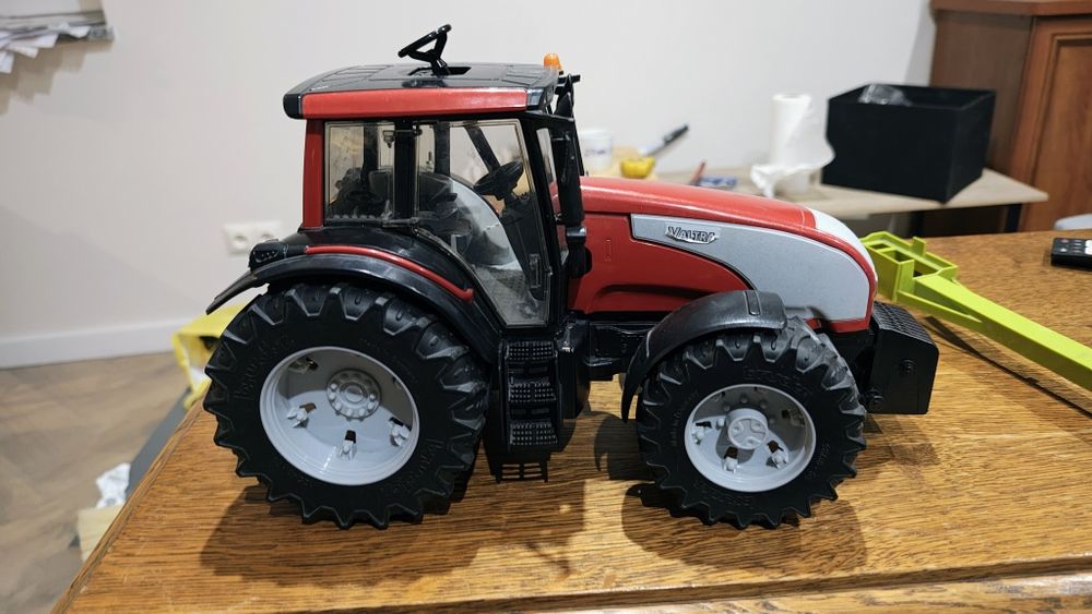 Bruder traktor valtra
